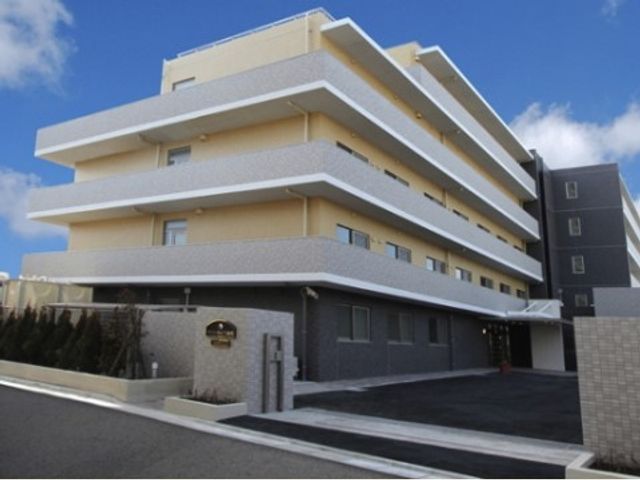 清潔感のある建物外観 施設外観 ゆったりとした造りのエントランスが、新しい生活の第一歩を歓迎しています。ここから末永く安心してお過ごしいただける場所です。