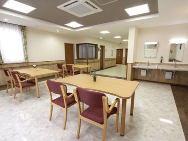 居心地の良いダイニング リビング ゆったりとしたダイニングで、利用者様が共に食事や会話をお楽しみいただける場です。明るく広々とした空間が、日々の憩いの時を提供いたします。
