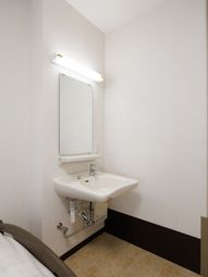 洗面台と鏡のある部屋