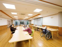 明るい食堂の様子