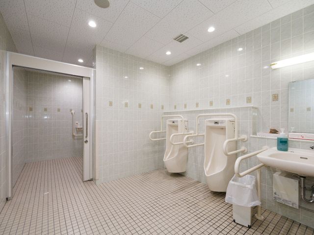 清潔な手すり付トイレ トイレ 手すり付きで安全性を考えた明るいトイレ空間です。利便性と快適さを両立しています。