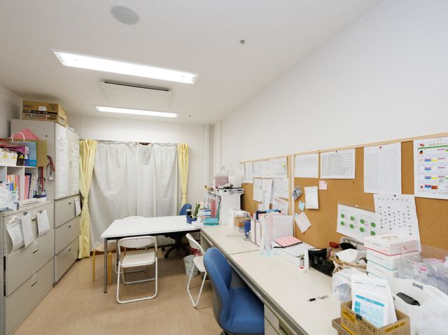 整理された事務室 スタッフルーム 多様な資料が整頓された明るい事務スペースです。仕事に必要な機能が充実しており、効率的な環境を提供します。
