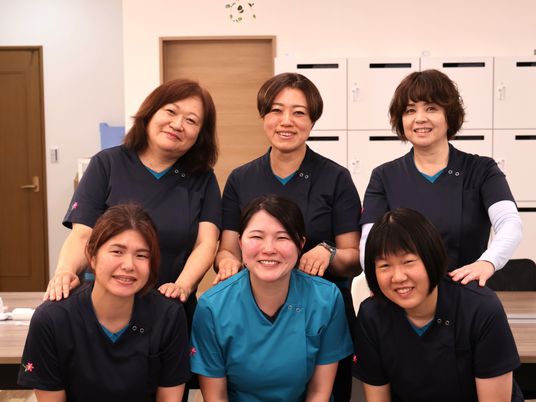 笑顔の職員集合  