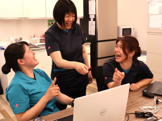 笑顔で話すスタッフ  
