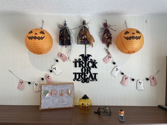 ハロウィン飾りの壁面展示  