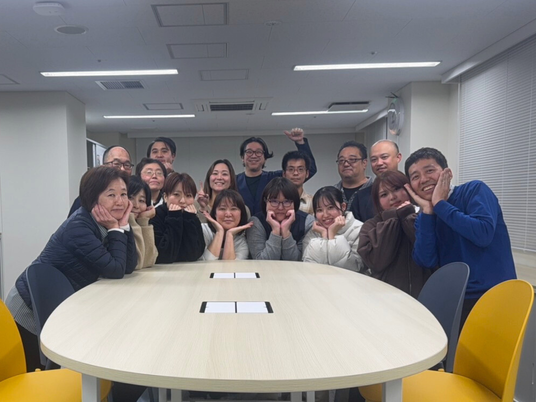 会議テーブル前の集合室  