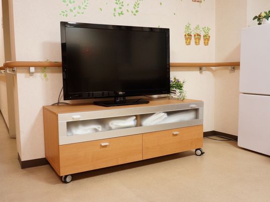 テレビとキャビネットのある部屋