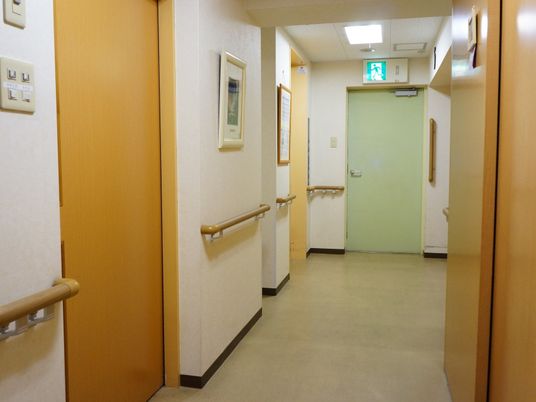 廊下の手摺付き通路