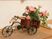 花の装飾付き三輪車模型