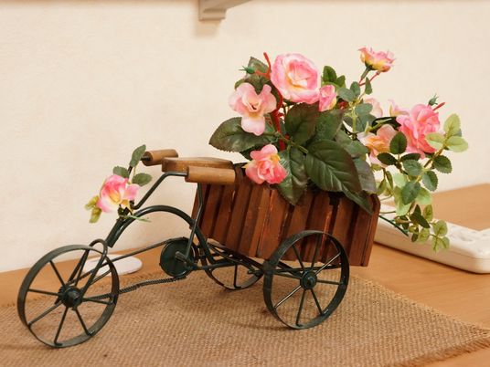 花の装飾付き三輪車模型