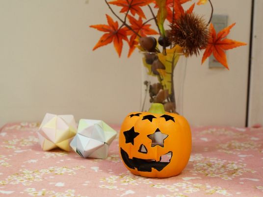 ハロウィン飾りのテーブル