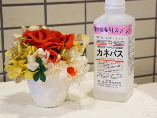 花と消毒液の静物