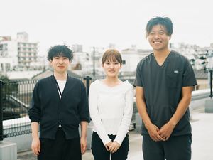 笑顔のスタッフ屋上  