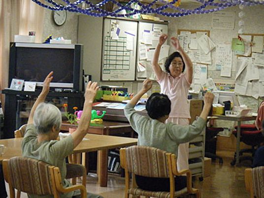 体操する人々の居室