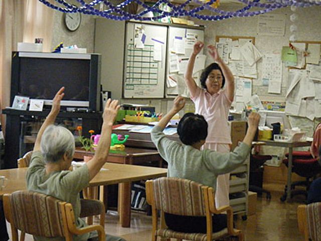体操する人々の居室