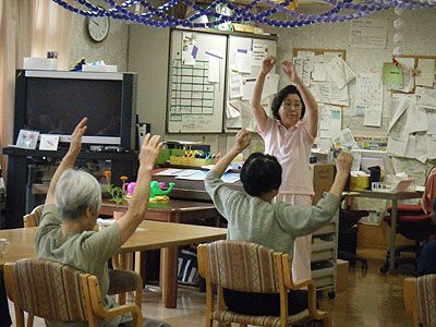 体操する人々の居室