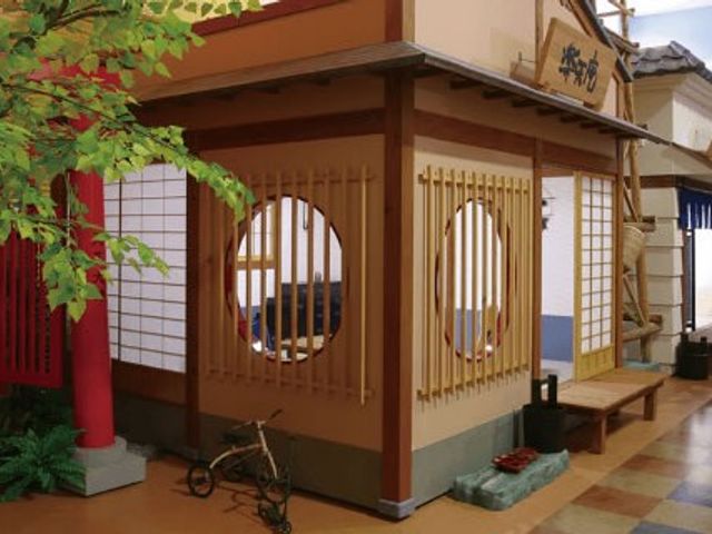 和風の休憩室外観 休憩室   木の格子や丸窓を取り入れた和風の空間です。落ち着いた雰囲気で、くつろぎやすい印象があります。