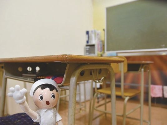 教室の机と人形  