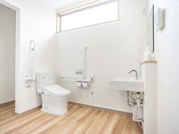 介護用トイレと洗面台