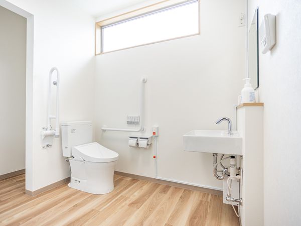 介護用トイレと洗面台