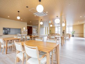 明るく広々とした食堂