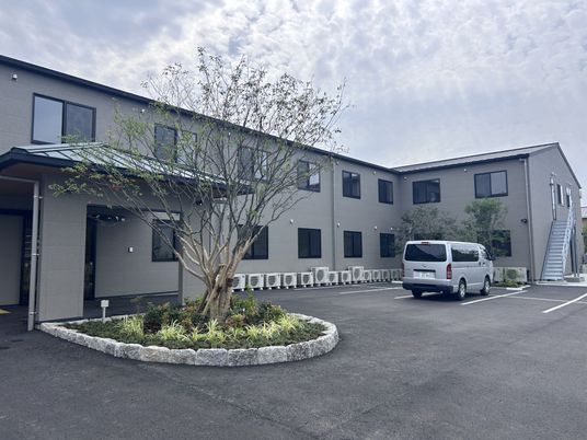 駐車場と建物の外観