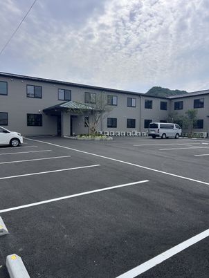 駐車場と建物外観