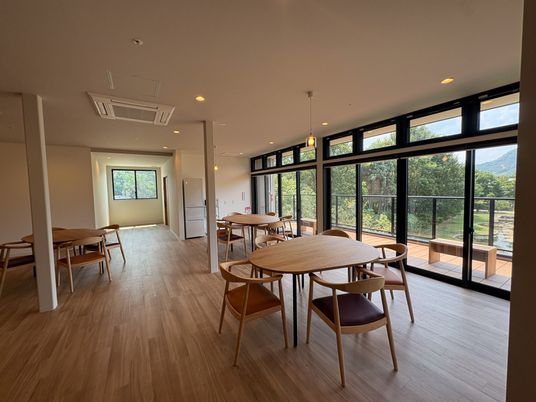 明るい食堂の室内  