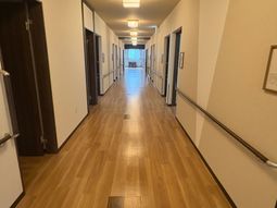 手すり付き廊下  
