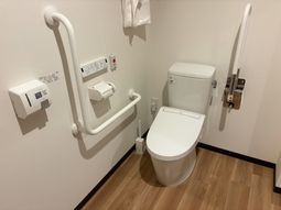 手すり付き個室トイレ  