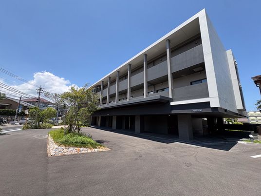 モダンな外観の建物  