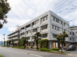 白い外観の建物