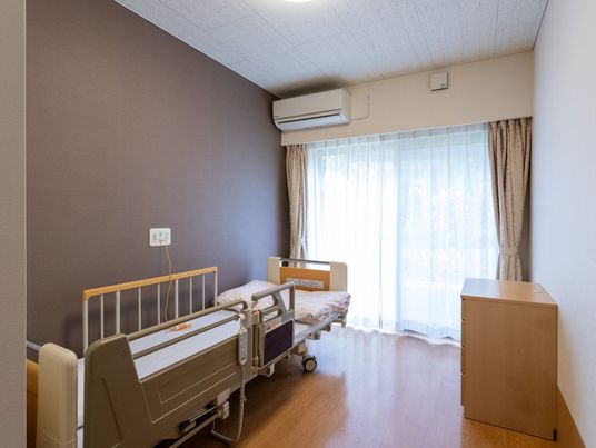 明るいベッド付き居室