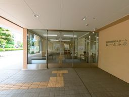 ガラス扉のエントランス