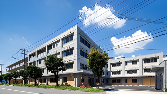 青空の下の建物外観