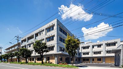 青空の下の建物外観