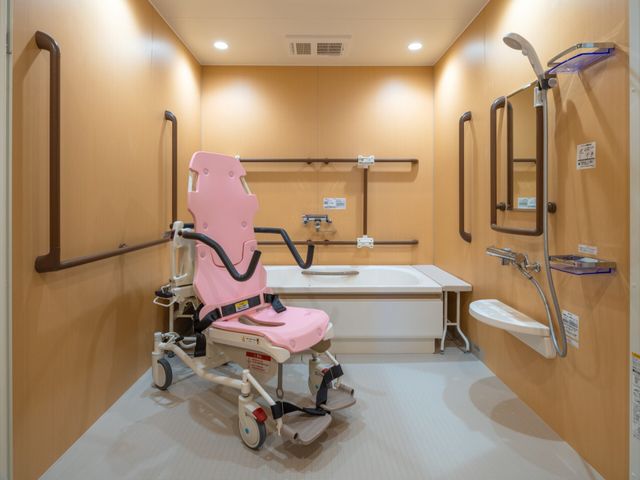 入浴用車椅子の浴室 浴室   入浴用車椅子と手すりが備わった浴室です。介助しやすいように考えられた設備が整っています。