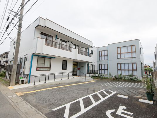 白い外観の建物  