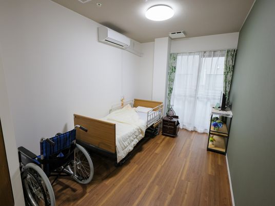 明るい個室の居室  