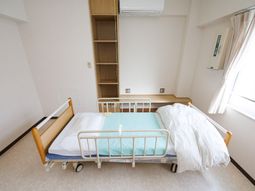 清潔なベッドのある居室