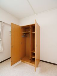 開いたクローゼットの内観