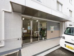 白色の建物エントランス