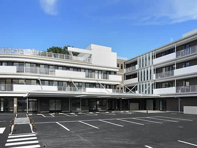 現代的な建物の外観 外観 広々とした駐車場を備えた最新の施設です。快適な作業環境が期待できます。