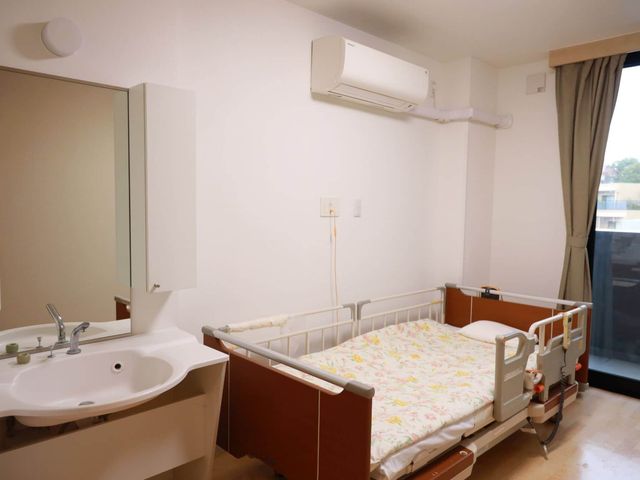 エアコン付き居室 居室 エアコン完備の居室は、明るい自然光が差し込み、快適な空間で過ごせます。