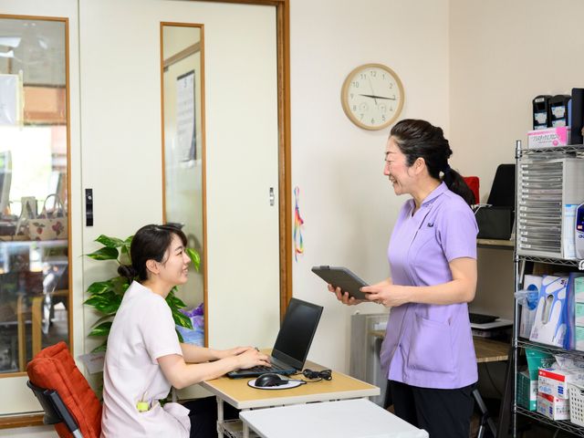 スタッフがお話しする居室 居室 ゆったりとした対話ができる居室です。笑顔で対応するスタッフが安心感を与えます。