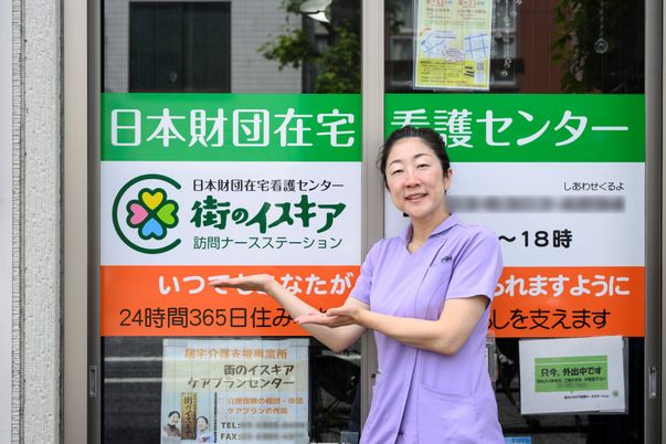 笑顔のスタッフ看板前