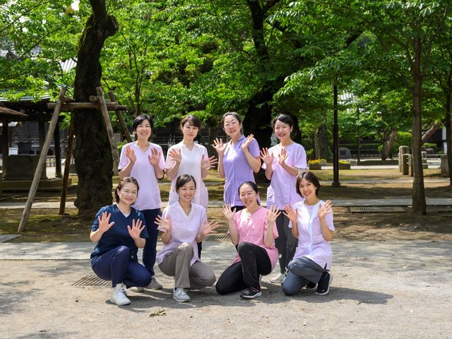 明るい雰囲気のスタッフイメージ スタッフイメージ 元気な笑顔を見せるスタッフの方々が、心地よい屋外で皆様をお迎えします。