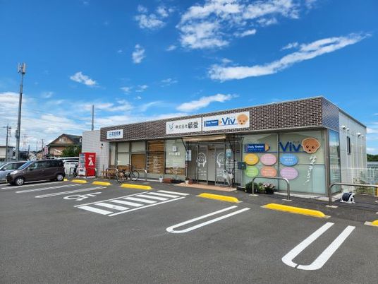 駐車場と入口のある建物