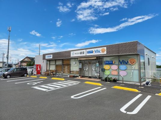 駐車場と入口のある建物