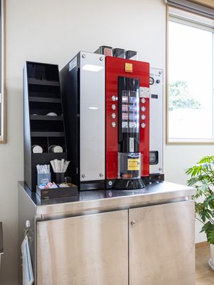コーヒーマシンと備品、リビング  